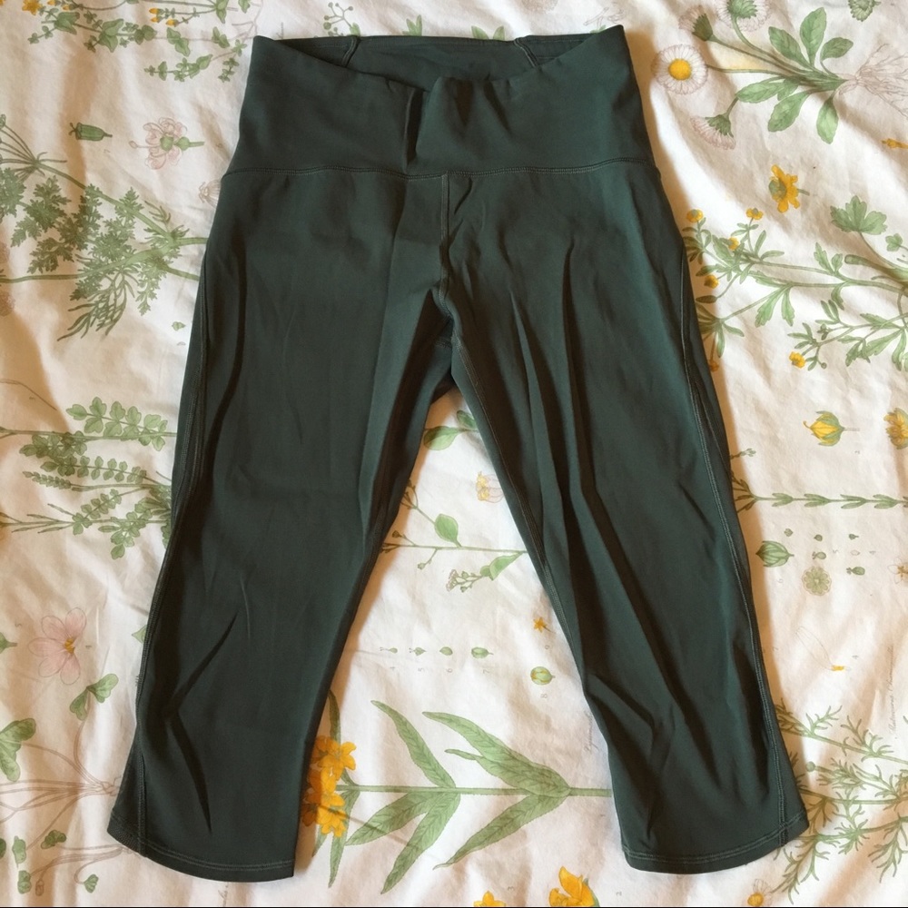 Cropped army green capri leggings